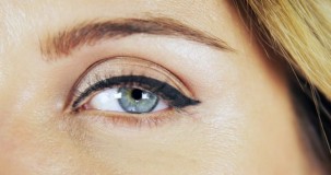 Göz kapağı küçük olanlara eyeliner nasıl sürülür?